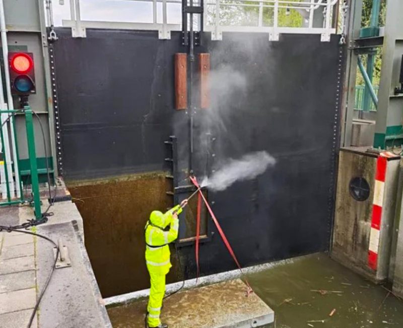 reinigen-sluisdoor-hogedrukreiniger